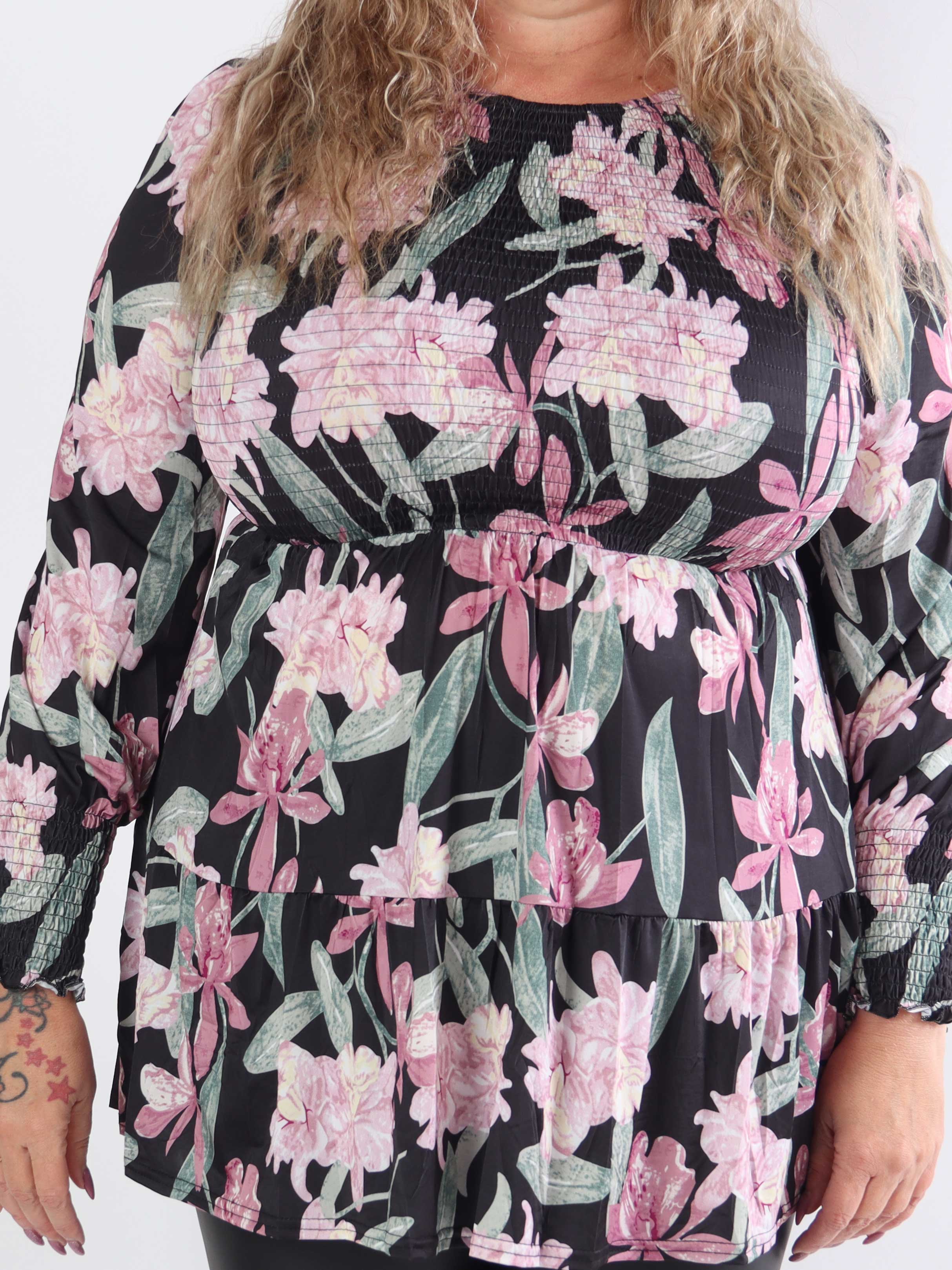 Kelly Flower Shirt - Elastisk plus size-blus med smock över bröstet